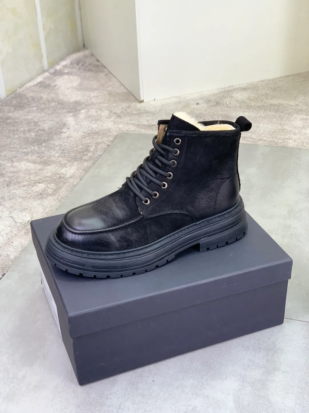 Men's men's shoes 💰P660 New arrival 🆕🆕🆕 IUGGI Men's British retro Martin boots Winter new men's outdoor hiking boots First layer of cowhide on the outside and wool on the inside Comfortable and warm Rubber sole sole Non-slip and firm Trendy and fashionable Casual and versatile Size: 38-44 (45 customized) Color: three colors